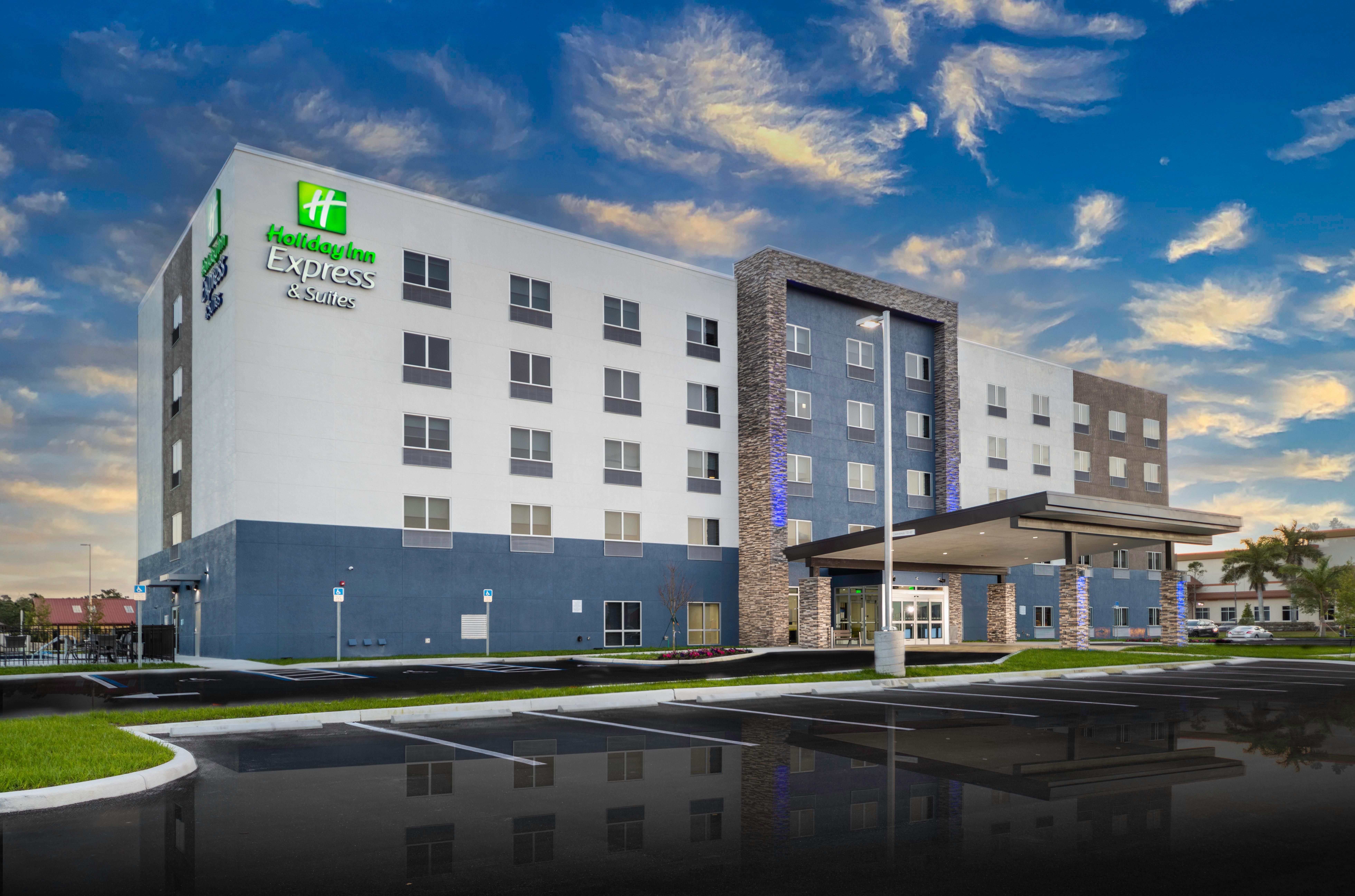 Holiday Inn Express & Suites - Fort Myers Airport By Ihg Exterior foto