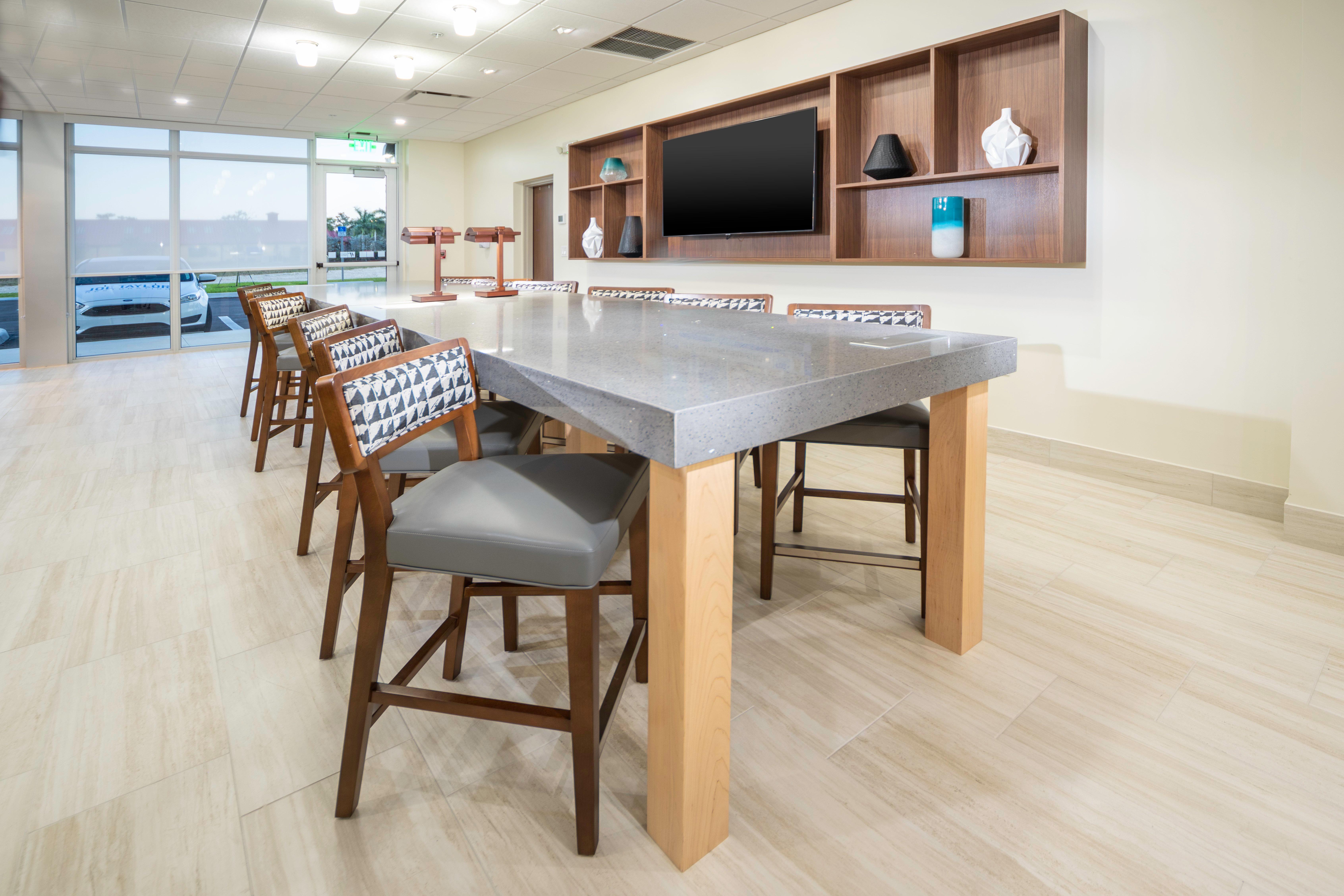 Holiday Inn Express & Suites - Fort Myers Airport By Ihg Exterior foto
