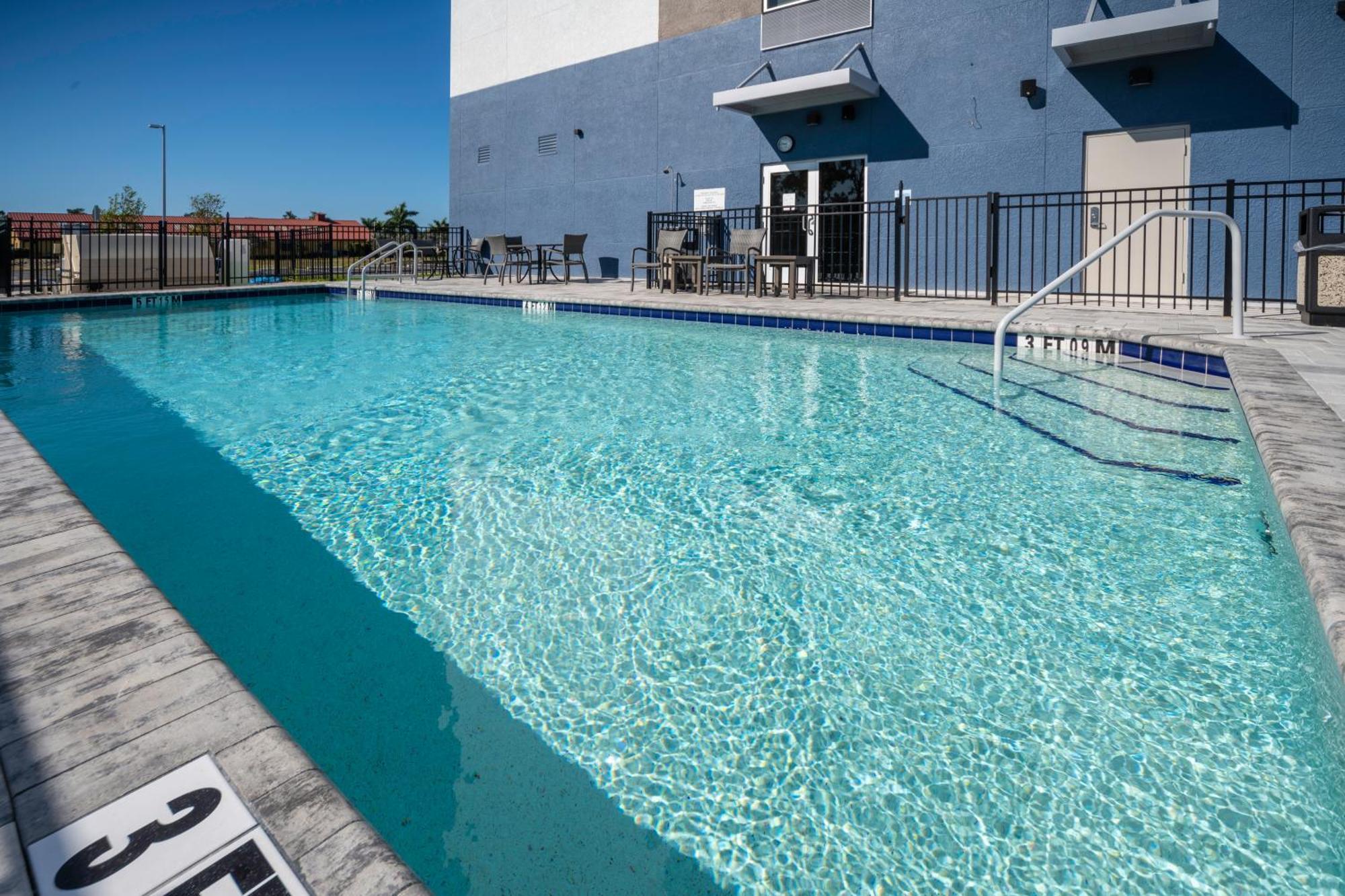 Holiday Inn Express & Suites - Fort Myers Airport By Ihg Exterior foto